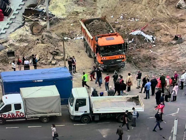 Бастаћ и СзС опет на Тргу, Дирекција: Да се омогуће радови